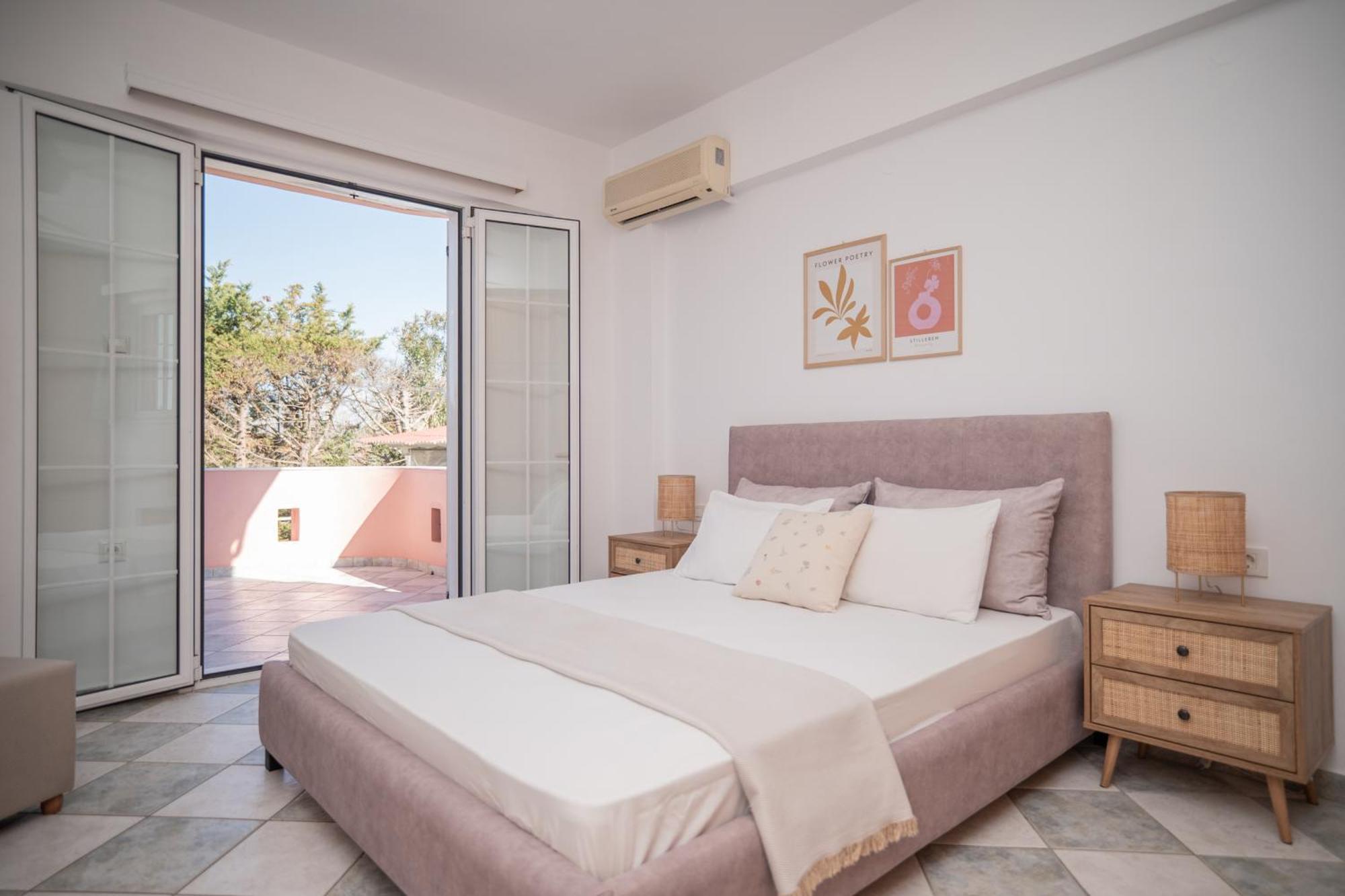 Spiros Ii & Apartament